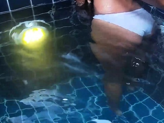 Thai novice teen GF intercourse within the pool