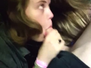 Poupee heureuse tellement heureuse de faire juter son copain