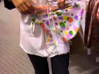 Schlampe lutscht und fickt in der Umkleidekabine des Einkauf