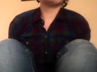 good jeansgirl masturbates her wet pussy