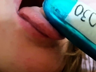 Una bella vacca che gode per me con il suo dildo!! Fabio030