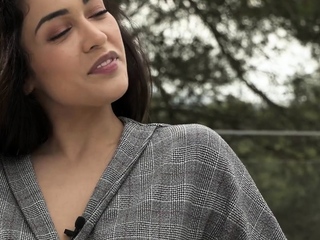 Ginebra Bellucci gets anal gaped by the pool