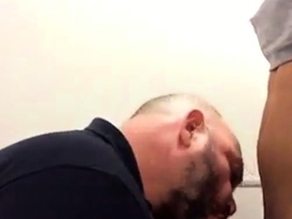 Urso e novinho no reservado do banheiro