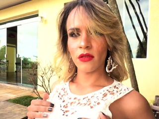 Bigtit trans Latina masturbates outside