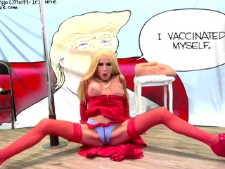 Blonde is flashing her huge boobs in the outdoors