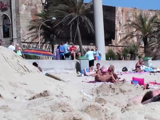 PUBLIC BEACH VOYEUR – German teens attempt lesbian games