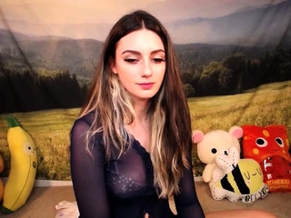 Amateur webcam babe displaying her sexual goods