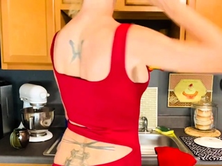 Stiefsohn unterbricht geile Stiefmutter beim Geschirrsplen