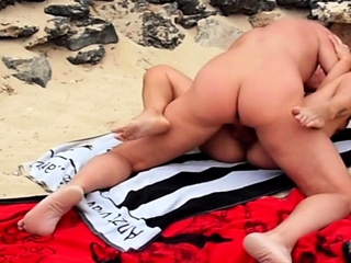 Une mature delicieuse qui s’eclate enormement