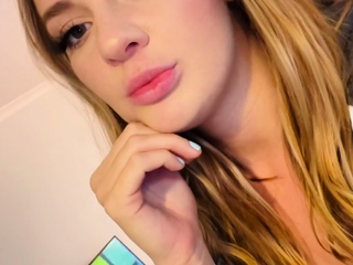 Horny amateur internet cam teen girl requires a toy deep inside