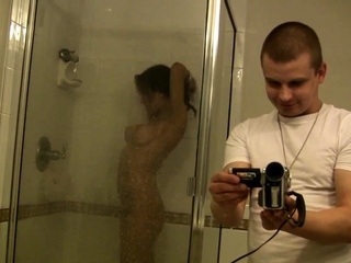 Hotty Bobbi Shower licking