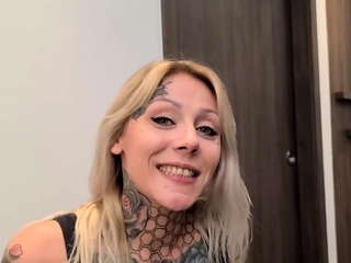 Tattooed babe Nayomi Sharp sucks Sascha’s large cock