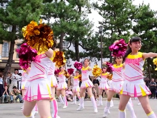 A cheerleader cuter than an idol two