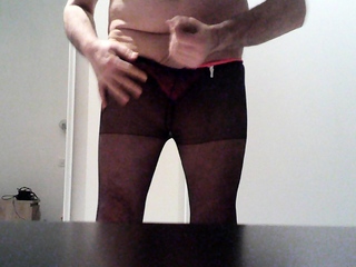 gay se branle en string rose et collant noir