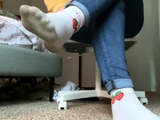 3 milfs and guy in foot fetish orgy