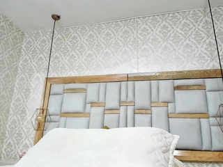 Amateur Webcam Cute Teen Plays Solo with Huge Dildo