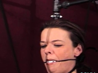 Hot minx is fingering her dripping wet cooter