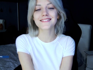 Newbie candy blonde babe sucking cock