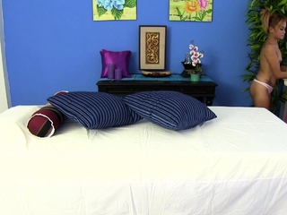 Thai slut cheats on her boyfriend together with her masseur