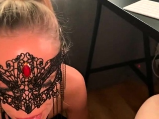 Femme sensuelle avec un masque attractive suce une chunk puis anal
