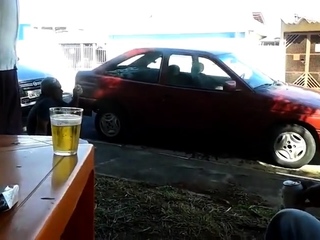 Pinguco mijando na calcada do bar