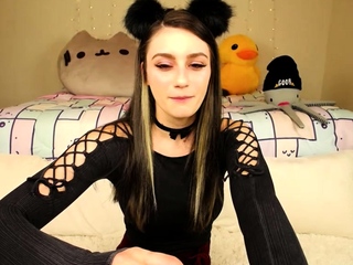 Scorching beginner webcam teen masturbates for his or her followers