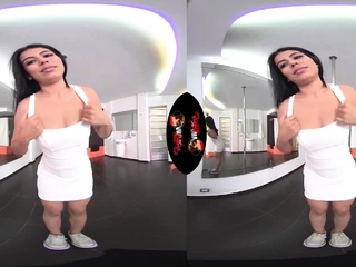 Superior Latina babe Gabriela Flores performing scorching solo