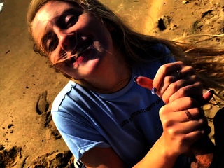 Pipe parfaite a la plage avec une blonde excitee