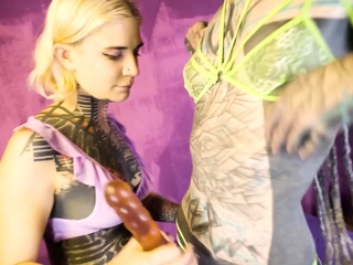 Cute tattoo lesbian intercourse with Anuskatzz and Serpienta