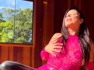 Solo massive ass brunette makes use of toy