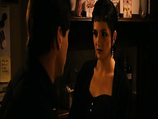 Natalie Eleftheriadis scorching displaying us her cleavage as she