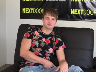 Novice stud wanks dong on 1st casting